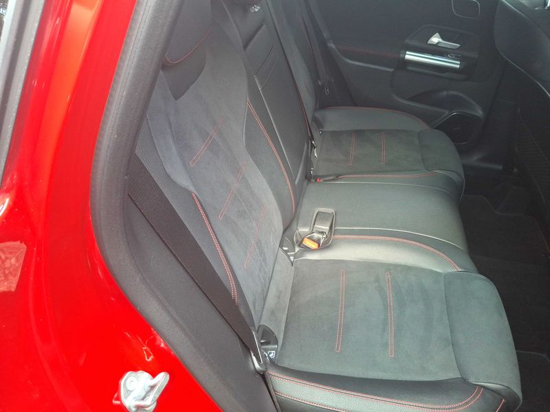 Mercedes-Benz B-Klasse B 220 4Matic AMG Line — zdjęcie 14