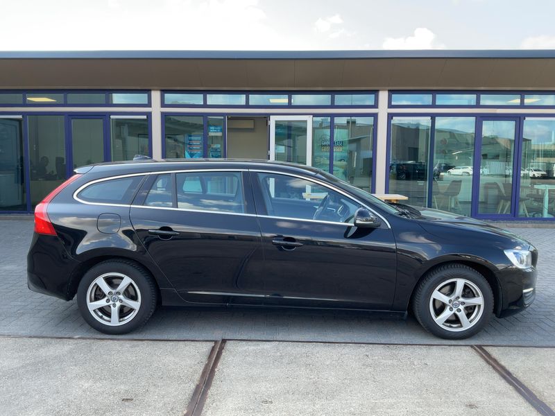 Volvo V60 2.0 D2 Momentum — zdjęcie 7