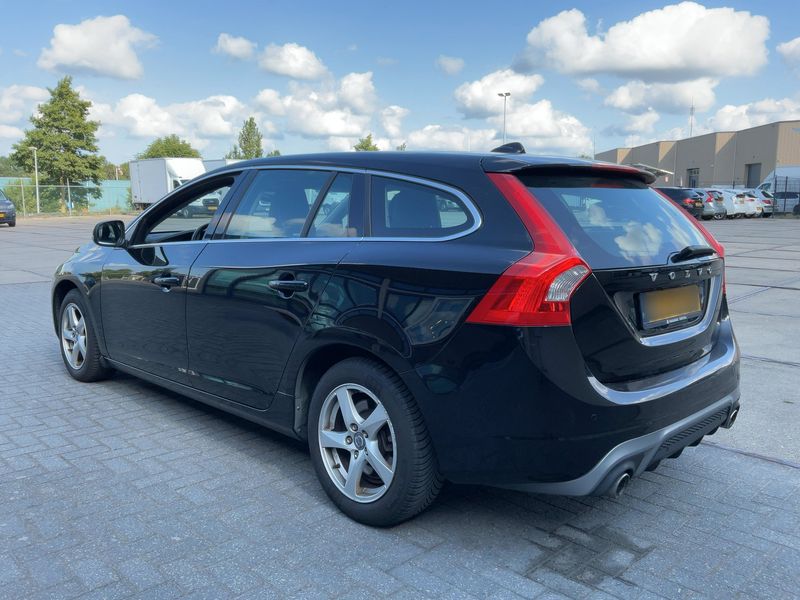 Volvo V60 2.0 D2 Momentum — zdjęcie 3