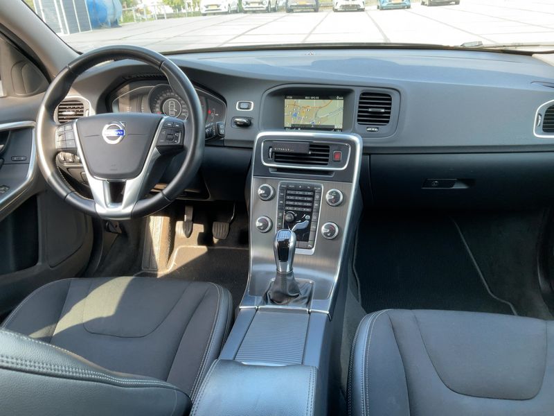 Volvo V60 2.0 D2 Momentum — zdjęcie 12