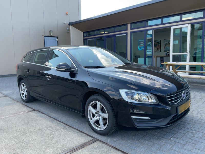 Volvo V60 2.0 D2 Momentum — zdjęcie 8