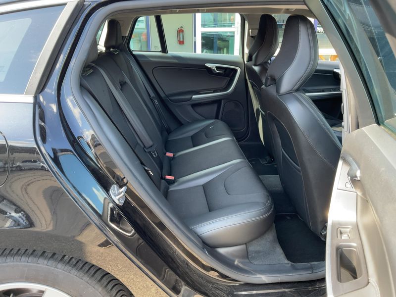 Volvo V60 2.0 D2 Momentum — zdjęcie 14