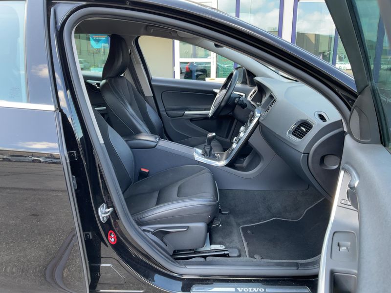 Volvo V60 2.0 D2 Momentum — zdjęcie 11