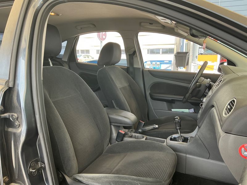 Ford Focus 1.8 TDCi Ghia — zdjęcie 3
