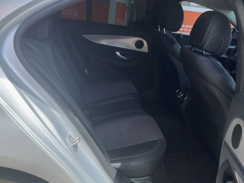 Mercedes-Benz E-Klasse E 220 d AMG Line — zdjęcie 14