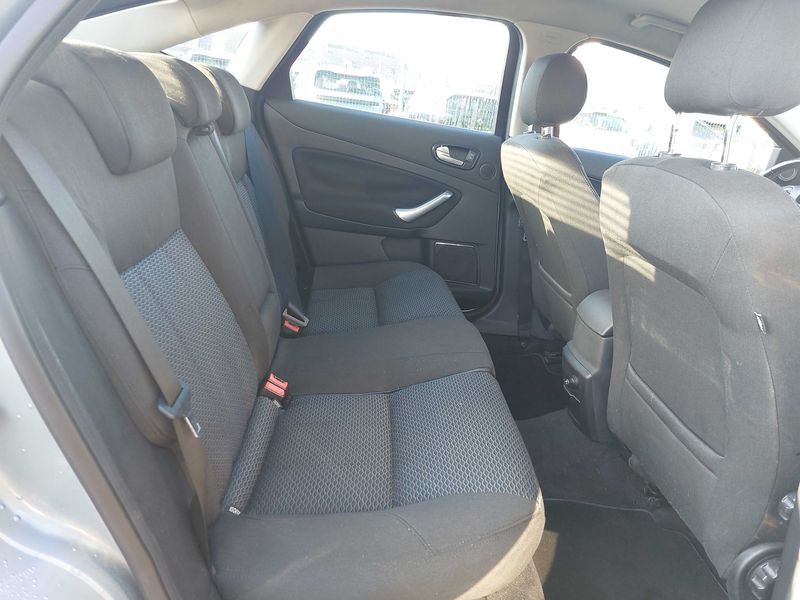 Ford Mondeo 1.8 TDCi Ghia — zdjęcie 13