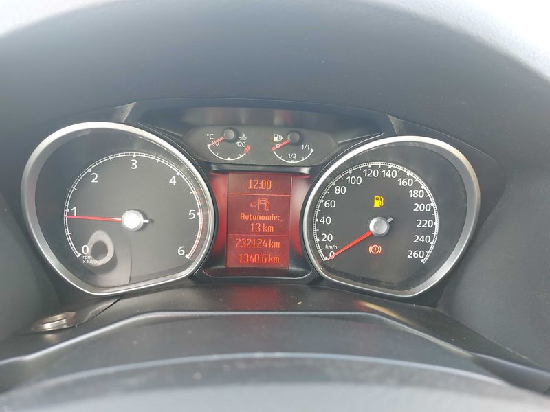 Ford Mondeo 1.8 TDCi Ghia — zdjęcie 12