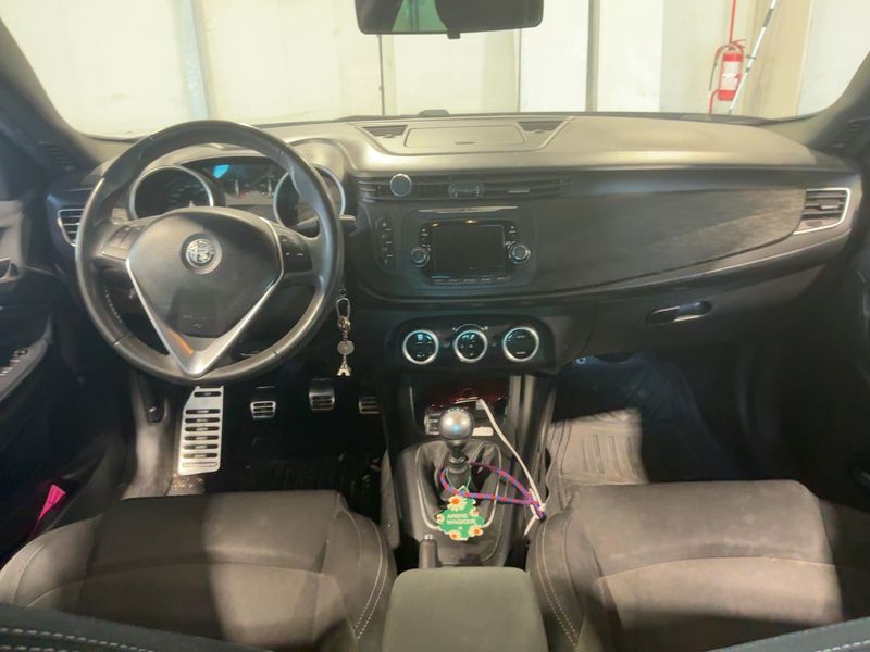 Alfa Romeo Giulietta 1.6 JTD Sport — zdjęcie 12