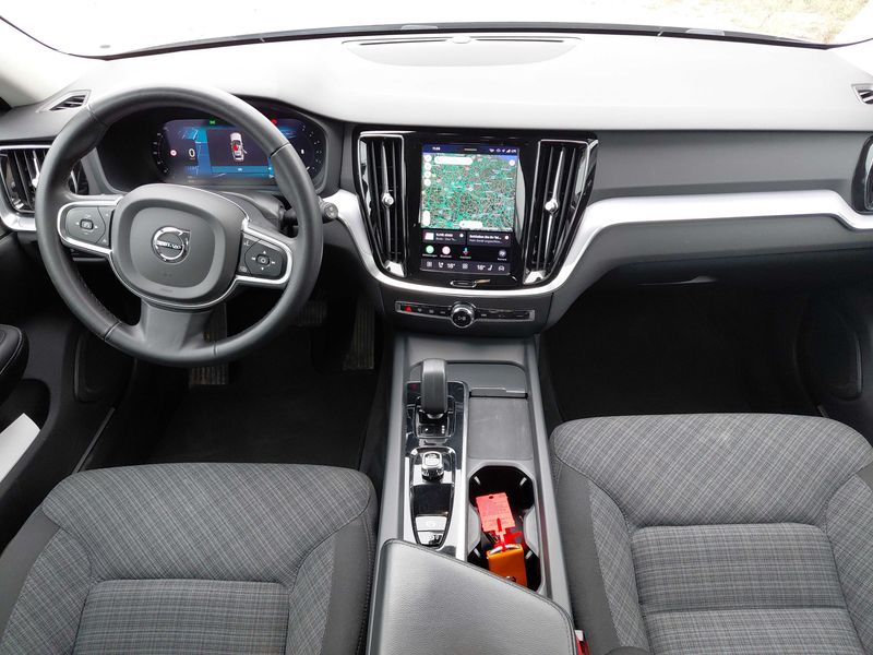 Volvo V60 2.0 T8 Plug-in Hybrid R Design AWD — zdjęcie 11