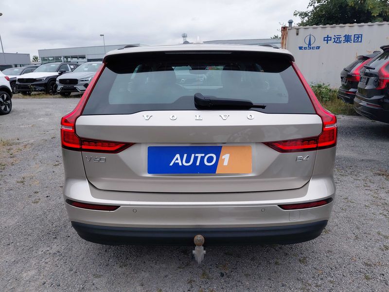 Volvo V60 2.0 T8 Plug-in Hybrid R Design AWD — zdjęcie 4