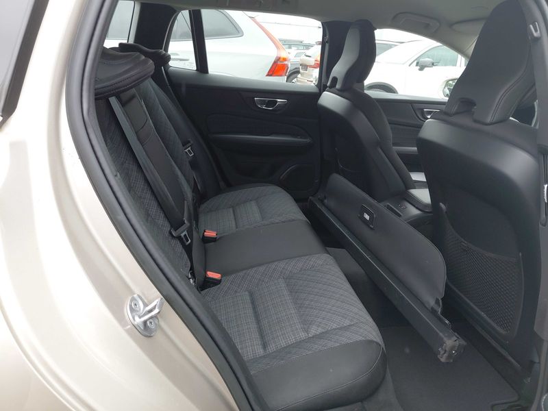 Volvo V60 2.0 T8 Plug-in Hybrid R Design AWD — zdjęcie 14