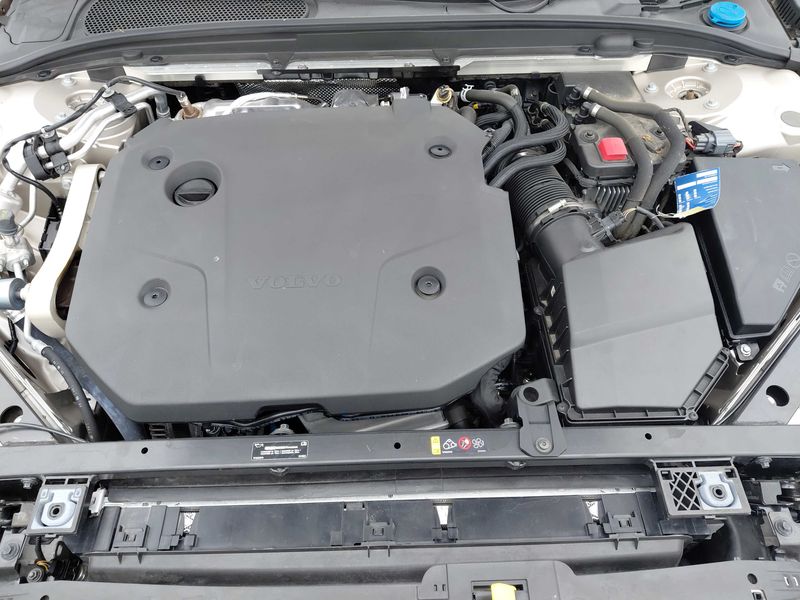 Volvo V60 2.0 T8 Plug-in Hybrid R Design AWD — zdjęcie 8