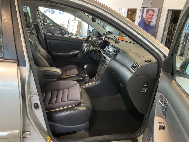 Toyota Corolla 1.6 Compact Executive — zdjęcie 3