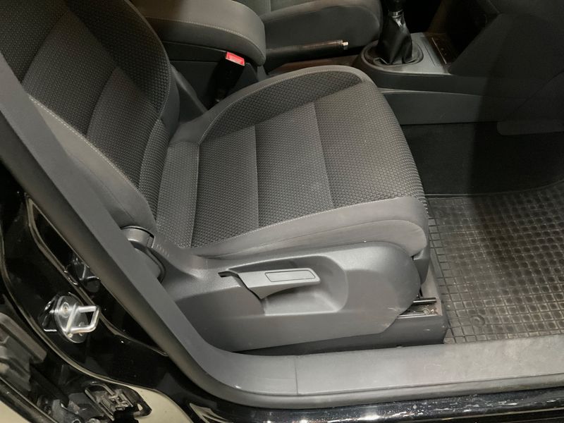 Volkswagen Touran 2.0 TDI Comfortline 2010 – снимка 39
