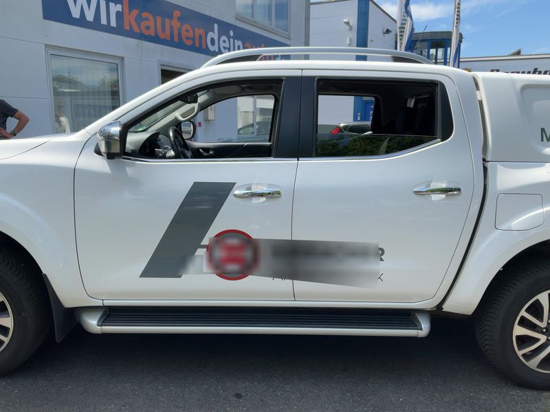 Nissan NP300 Pick-up 2.3 dCi Tekna Double Cab 4x4 — zdjęcie 4