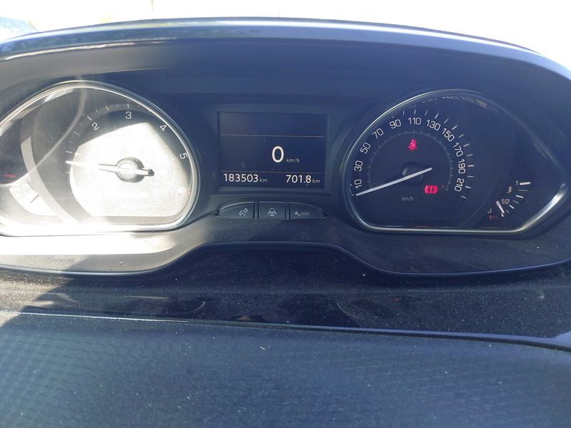 Peugeot 2008 1.6 Blue-HDi Feline Titane — zdjęcie 12