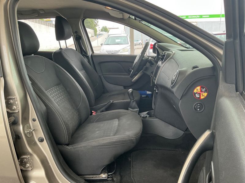 Dacia Logan MCV 0.9 TCe Laureate — zdjęcie 11
