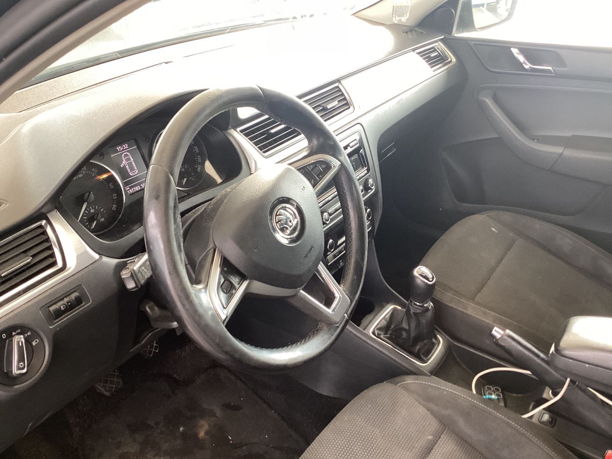 Skoda Rapid 2015 — photo 31