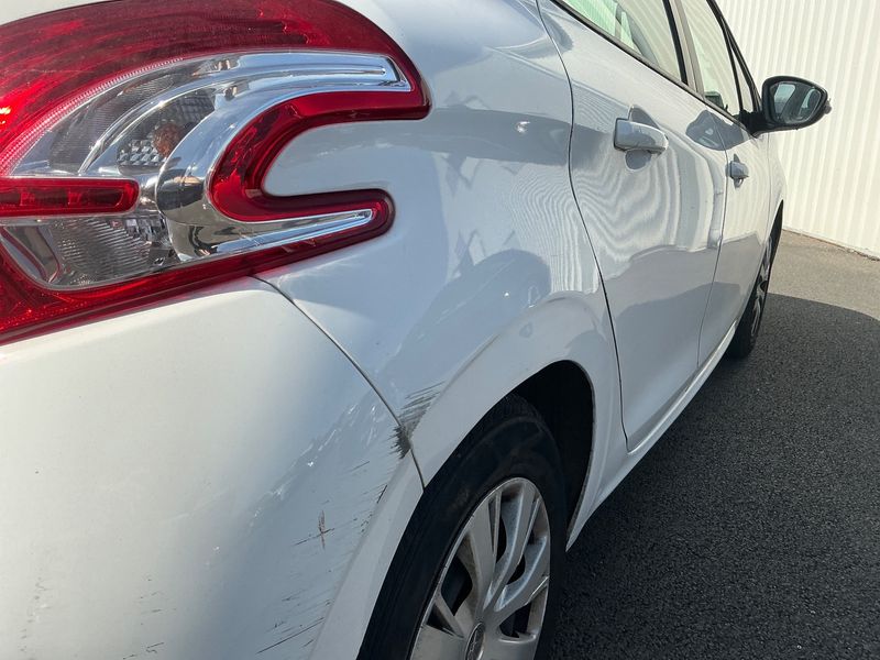 Peugeot 208 1.6 HDi Active Auto Ecole 2015 – снимка 23