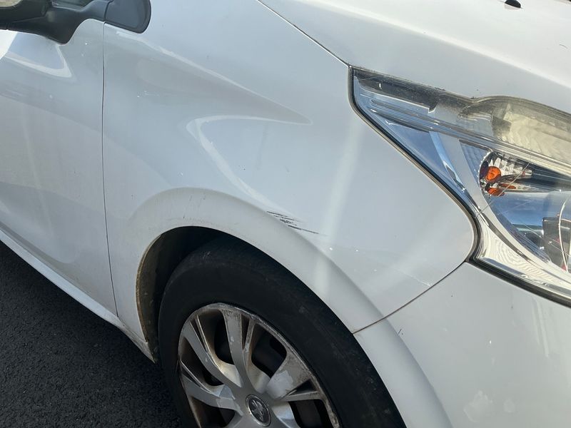 Peugeot 208 1.6 HDi Active Auto Ecole 2015 – снимка 22