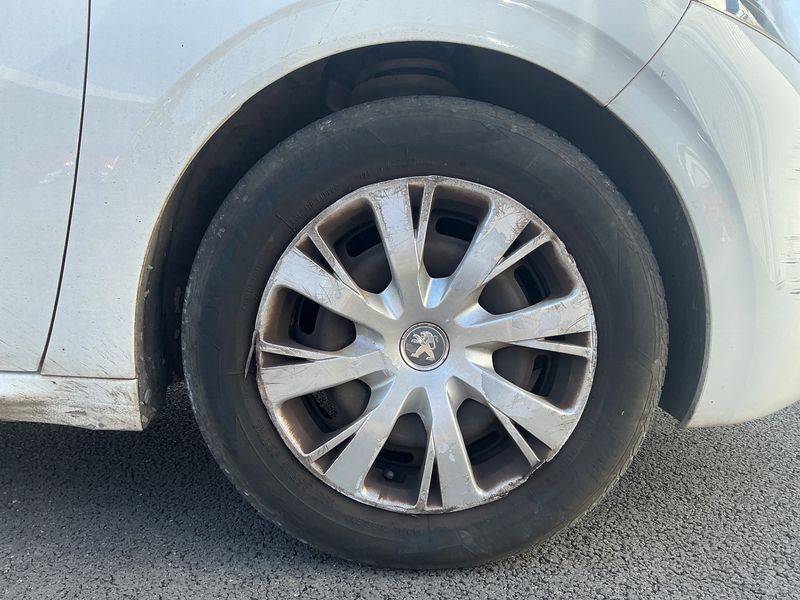 Peugeot 208 1.6 HDi Active Auto Ecole 2015 – снимка 11