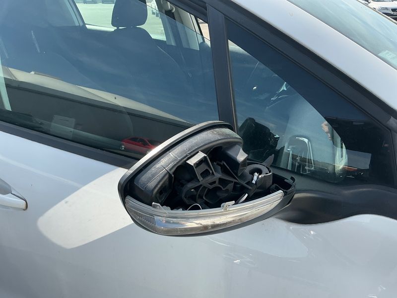 Peugeot 208 1.6 HDi Active Auto Ecole 2015 – снимка 27