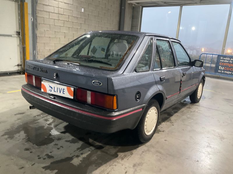 Ford Escort 1.6 Ghia снимка Ford Escort 1.6 Ghia