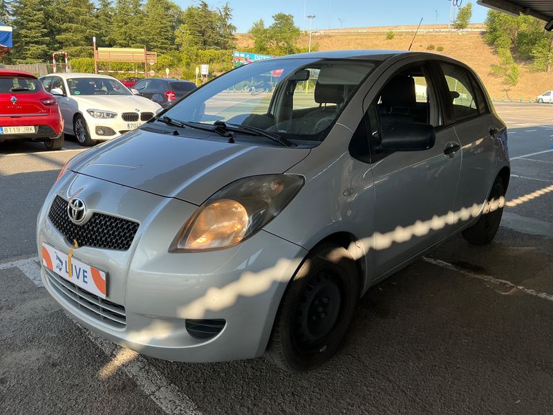 Toyota Yaris 1.3 VVT-i — zdjęcie 1