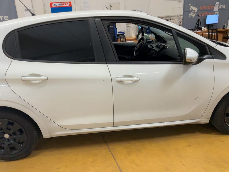Peugeot 208 1.6 Blue-HDi Affaire Premium 2016 – снимка 10