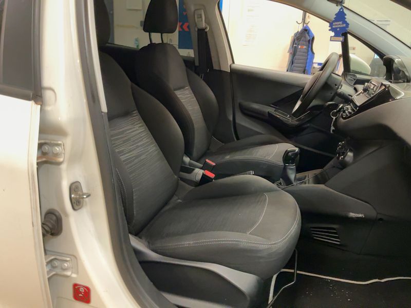 Peugeot 208 1.6 Blue-HDi Affaire Premium 2016 – снимка 16