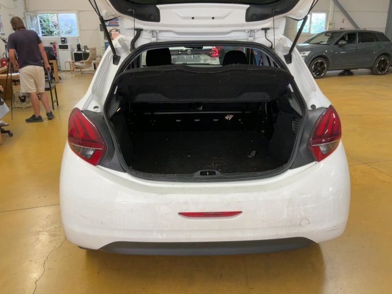 Peugeot 208 1.6 Blue-HDi Affaire Premium 2016 – снимка 15