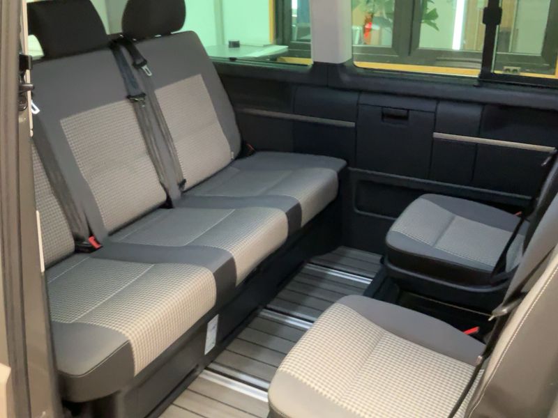 Volkswagen T6 Multivan 2.0 TDI 70 Jahre Bulli — zdjęcie 14