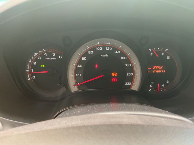 Isuzu D-MAX 2.5 Turbodiesel Double Cab Basis 4WD — zdjęcie 13