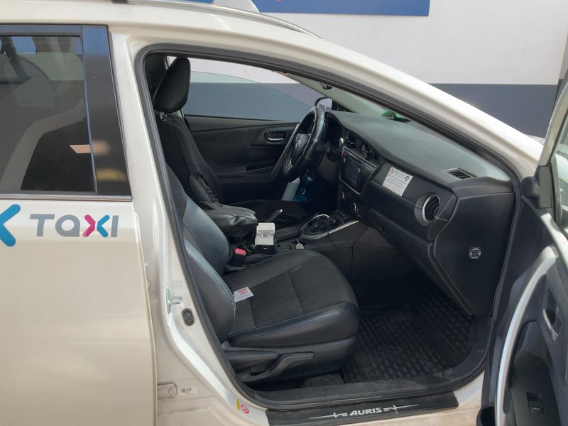 Toyota Auris Touring Sports 1.8 Hybrid Lounge — zdjęcie 11