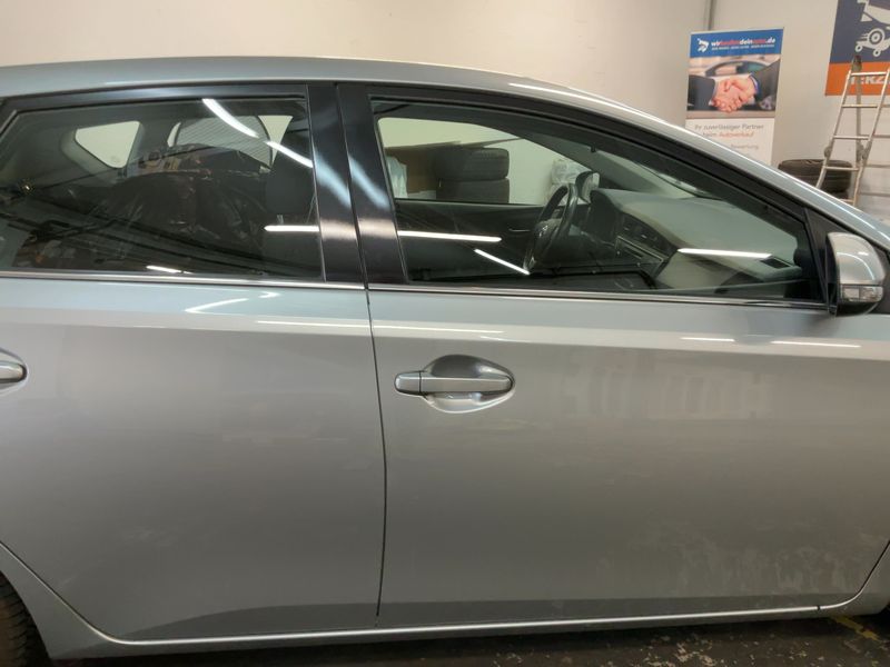 Toyota Auris 1.6 Executive — zdjęcie 7