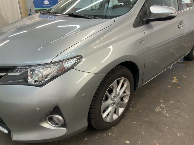 Toyota Auris 1.6 Executive — zdjęcie 2