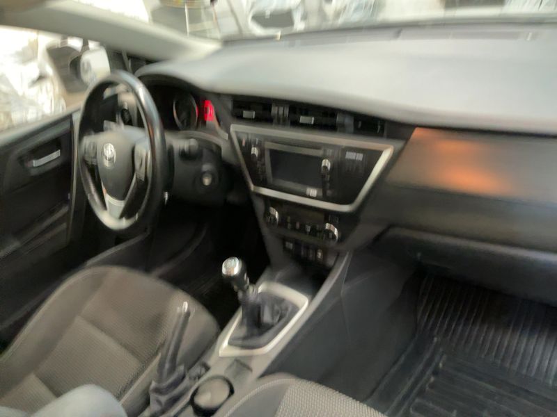 Toyota Auris 1.6 Executive — zdjęcie 12