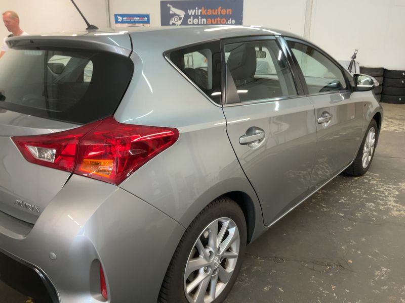 Toyota Auris 1.6 Executive — zdjęcie 6