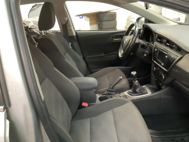 Toyota Auris 1.6 Executive — zdjęcie 11