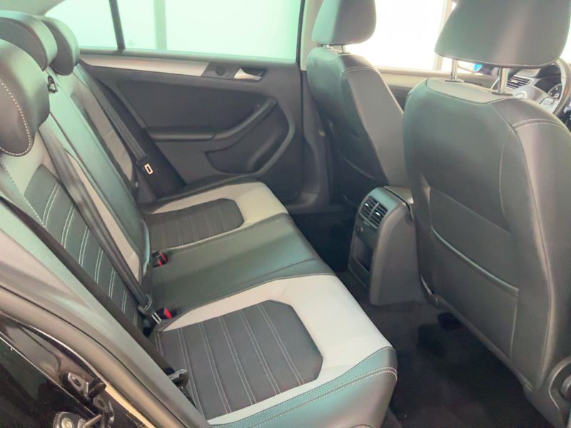Volkswagen Jetta 1.6 TDI Highline BlueMotion Tech — zdjęcie 14