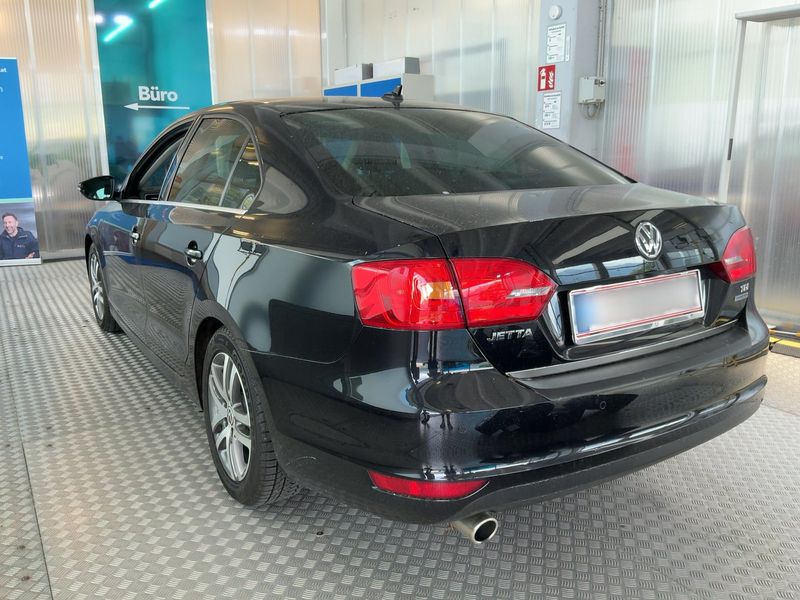 Volkswagen Jetta 1.6 TDI Highline BlueMotion Tech — zdjęcie 3