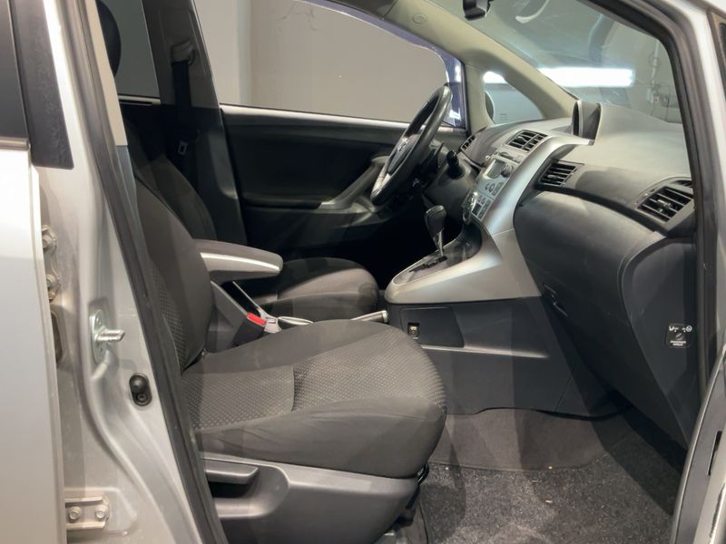 Toyota Verso 1.8 Executive — zdjęcie 11