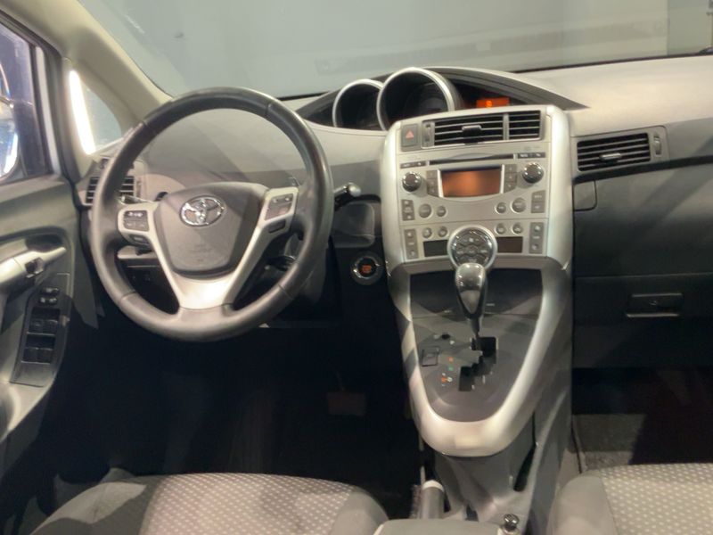 Toyota Verso 1.8 Executive — zdjęcie 12