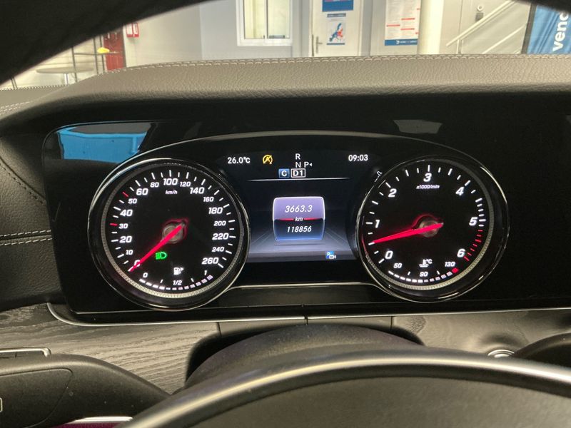 Mercedes-Benz E-Klasse E 350 d 4Matic AMG Line — zdjęcie 13