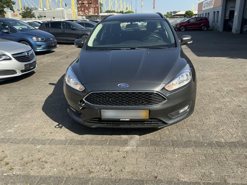 Ford Focus 1.0 EcoBoost Business — zdjęcie 9