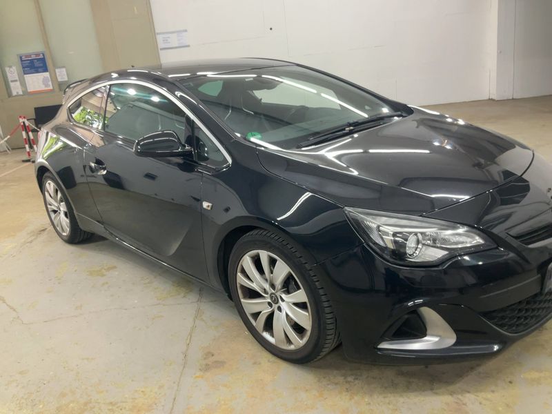 Opel Astra GTC 2.0 Turbo OPC — zdjęcie 8