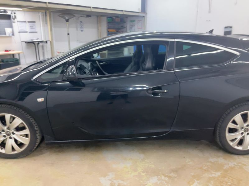 Opel Astra GTC 2.0 Turbo OPC — zdjęcie 4
