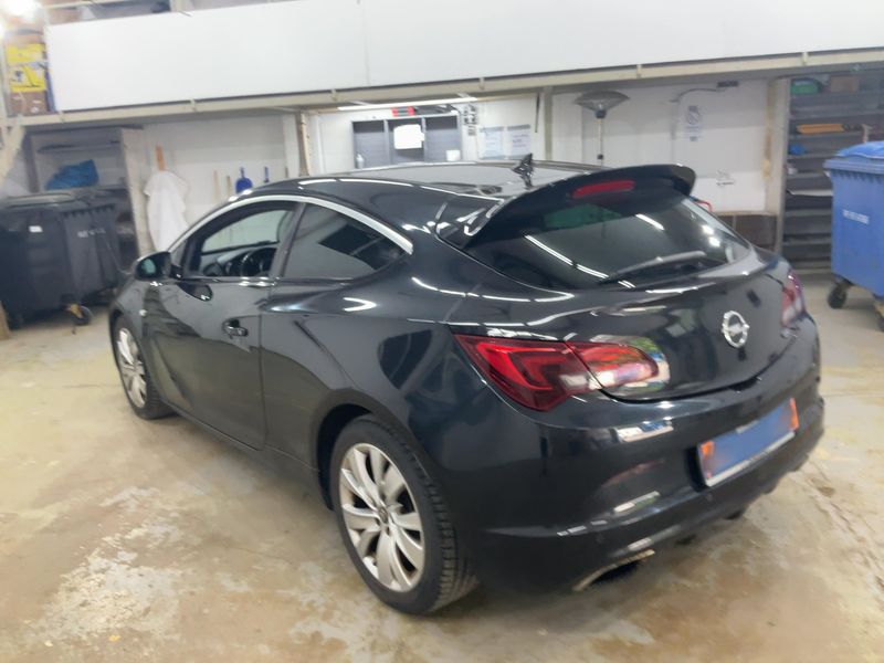 Opel Astra GTC 2.0 Turbo OPC — zdjęcie 3