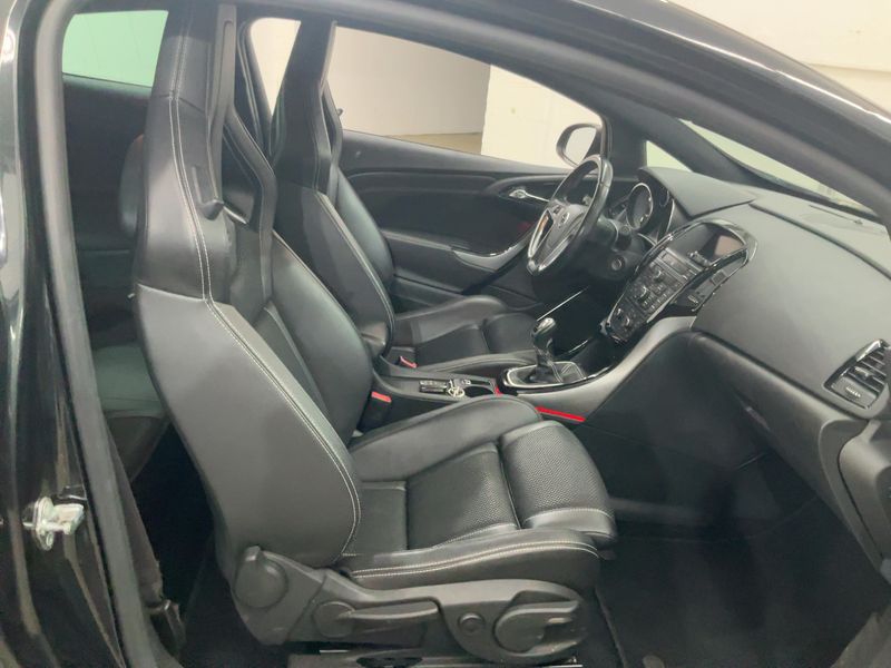Opel Astra GTC 2.0 Turbo OPC — zdjęcie 11