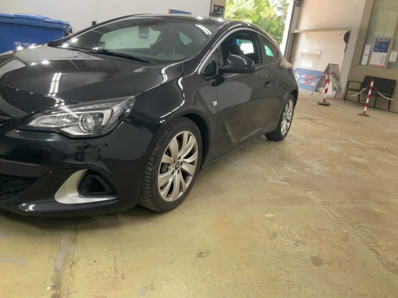 Opel Astra GTC 2.0 Turbo OPC — zdjęcie 2